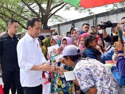 Presiden Jokowi Kembali Bagi-bagi Sembako ke Warga Purwakarta
