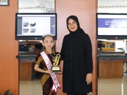 Ipuk Fiestiandani Beri Selamat pada Pemenang Putri Cilik Jatim 2023, Valencia Clara Suharman