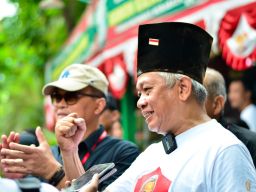 Relawan Ganjar-Mahfud, Makan Rawon Bareng Warga Surabaya di Taman Bungkul