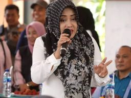 Bupati Ikfina Salurkan BLT DBHCHT Rp1,8 Juta untuk 1.075 Buruh Pabrik Rokok Mojokerto