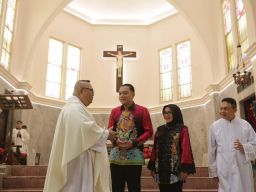 Eri Cahyadi, Kunjungi Beberapa Gereja di Surabaya untuk Mengucapkan Selamat Natal