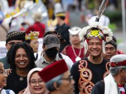 Ikuti Kirab Budaya Nitilaku di UGM, Ganjar Disambut Antusias Warga Yogyakarta