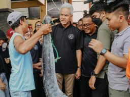 Ganjar Pranowo Dengarkan Keluhan Nelayan di TPI Karangsong Indramayu