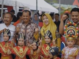 Bupati Ikfina Fahmawati, Resmi Membuka Trawas Bazar Durian di Paseban Agung