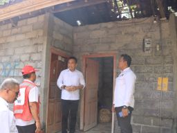 Wabup Ipat Serahkan Bantuan Material Warga Korban Pohon Tumbang