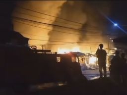 Kebakaran Hebat Melanda Deretan Ruko di Jalan Patmosusatro Surabaya