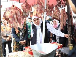Khofifah Indar Parawansa Cek Sembako di Pasar Krian Lama, Pastikan Nataru Harga Stabil