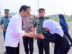 Khofifah Indar Parawansa Melepas Kunjungan Kedua Presiden ke Sulawesi Utara