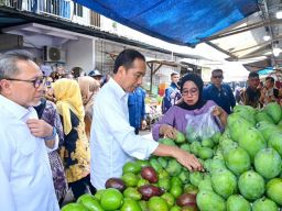Blusukan ke Pasar Rogojampi, Jokowi Apresiasi Kondisi Daya Beli Masyarakat