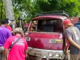 Apes, Pengemudi Pickup Terjun Bebas ke Sungai Jagung di Kajen Pekalongan