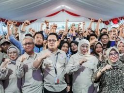 Khofifah Indar Parawansa Berikan Penghargaan Juara II Kartar Berprestasi Pagesangan Lumajang