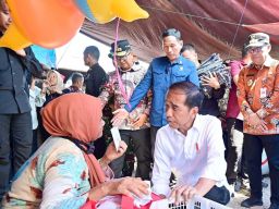 Jokowi Kunjungi Pasar Waru di IKN dan Beli Tahu  5 Bungkus dari Bakul Milik Warni
