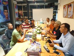 Diskusi dan Nobar Debat Capres di Sekretariat Pilar 08 Jatim, Aktivis 98 Bela Prabowo