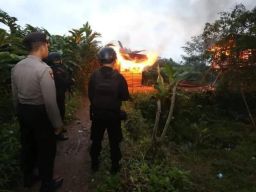 Polda Sumut Bakar Markas Narkoba dan Judi, Amankan 2 Pengedar serta 15 Pemakai