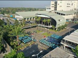 Bupati Ikfina Fahmawati Serahkan SLF kepada Dua Perusahaan di Mojokerto