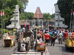 Aksi Demo yang Tumpahkan Sampah di Depan Pendopo Sidoarjo Bukan dari DLHK