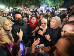 Mlaku-mlaku Nang Tunjungan, Siti Atikoh Sapa Warga yang Antri Sejak Sore