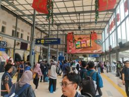 Puncak Arus Mudik Nataru, Stasiun Pasar Senen Dipadati Penumpang
