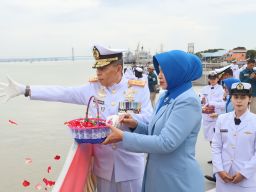 Pangkoarmada II Tabur Bunga di Laut untuk Kenang Prajurit yang Gugur untuk Bangsa