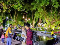 Taman Surya Balai Kota Surabaya Menjadi Destinasi Wisata Favorit Warga Surabaya