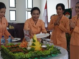 Dharma Wanita Persatuan Jembrana Lombakan Nasi Tumpeng dan Vas Toga