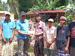 Yayasan Pakusara Beri Kepedulian Uang Tunai ke Merajan Dewa Sidan Saren yg Tertimpa Pohon Beringin