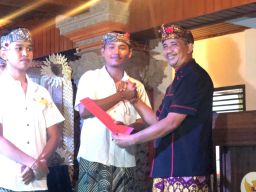 Caleg PDIP Dapil Kuta Utara Hadir di pengukuhan Prejuru STT Dipa Buana Santi Banjar Basangkasa