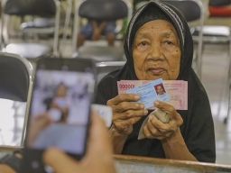 Pemkot Surabaya Mulai Salurkan BLT Permakanan, Tunai Senilai Rp200 Ribu per Bulan