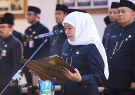 Melantik Pejabat Bupati Sampang, Khofifah Minta Tetap Fokus pada 4 Kluster Reformasi Birokrasi