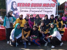 PAC Fatayat NU Pungging Gelar Acara Sebar Buah Mojo Bersama Bupati Ikfina Fahmawati