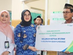 Ipuk Fiestiandani Beri BPJS Ketenagakerjaan untuk Ketua RT dan RW di Banyuwangi