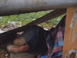 Petugas Gabungan Evakuasi Pria Tanpa Tempat Tinggal di Bantaran Sungai Jagir