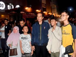 Malam Tahun Baru 2024, Jokowi Sapa Warga Pasar Pon, Kota Surakarta