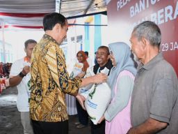 Dunia Dilanda Gagal Panen, Jokowi Salurkan Bantuan Pangan CBP untuk 22 Juta Keluarga