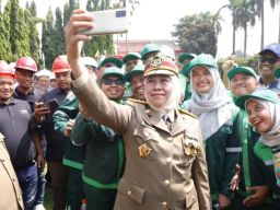 Khofifah Indar Parawansa Berikan Penghargaan K3 kepada 612 Perusahaan di Mojokerto