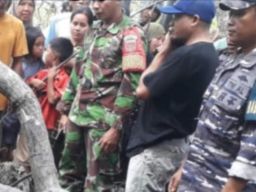 Prajurit Lanal Mamuju Bantu Evakuasi Mayat yang Ditemukan di Hutan Bakau Pasangkayu