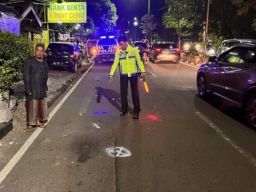 Seorang Pemotor di Gresik Tewas Usai Menabrak Mobil yang Sedang Parkir