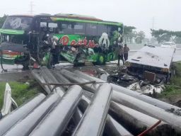Tabrakan di Ngawi, Bus Lawan Truk, 1 Orang Meninggal dan 21 Orang Terluka