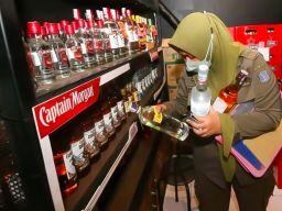 Sidak Minuman Beralkohol Tanpa Izin, Miris Pemkot Surabaya Hanya Sita 45 Botol