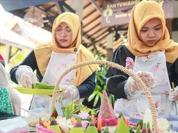 Lomba Nguleg Sambel Tempong di Banyuwangi Heboh, Karena Juga Diikuti Peserta Laki-laki