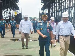 Laksda Denih Hendrata, Wakil Menteri BUMN dan Dirut PT PAL Tinjau Kesiapan KRI Alugoro 405