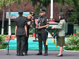Mayjen TNI Rafael Lantik 102 Siswa Secaba Jadi Prajurit TNI-AD di Rindam Brawijaya