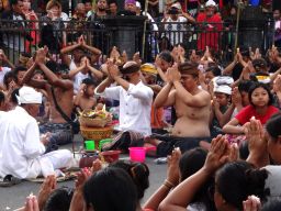 DPRD Gianyar Nyoman Alit Sutarya Memuji Tradisi Siat Yeh Desa Adat Suwat Warisan Budaya yg Mengakar