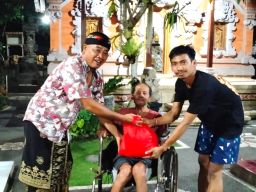 Calon Anggota DPD RI Made Kerta Suwirya Jenguk Seniman Tua Maestro Barong Bernama Pekak Raos