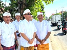 I Gusti Agung Putu Sutarja Menghadiri “Mendem Dasar” di Jaba Pura Padang Sambian Kelod