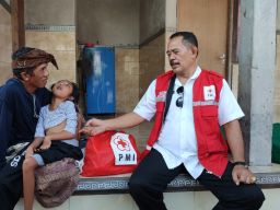 PMI Klungkung Salurkan Bantuan Kemanusiaan kepada Ni Wayan Darma Astiti yang Menderita Disabilitas