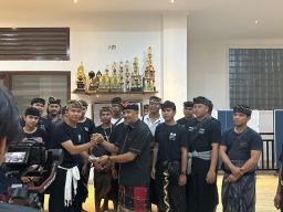 I Gusti Agung Putu Sutarja Serahkan Bantua dan Motivasi kepada Sekaa Teruna Eka Darma