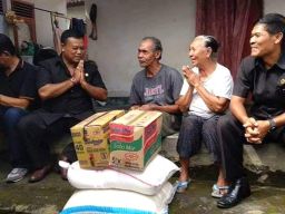 Ketua DPC Partai Gerindra Kab. Klungkung Bagikan Sembako Optimis Prabowo-Gibran Menang Satu Putaran