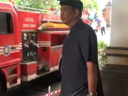 Sutarja Bersama Masyarakat dan Petugas Tangani Cepat Kebakaran di GOR Purna Krida