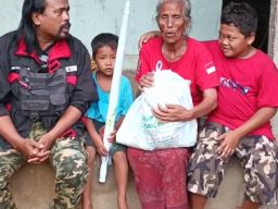 Newsyess Beri Dukungan Nenek 80 Tahun yang Berjuang Berjualan Canang untuk Hidupi 3 Cucu